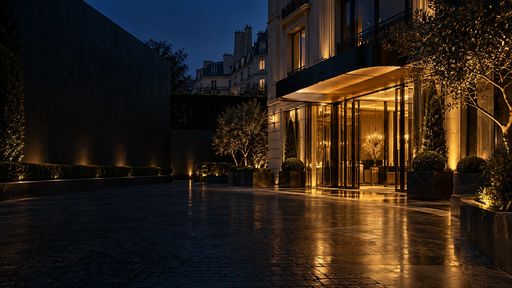 Entrée d’un hôtel parisien éclairée de lumière dorée à la nuit tombée, évocation de l’univers Ophir.